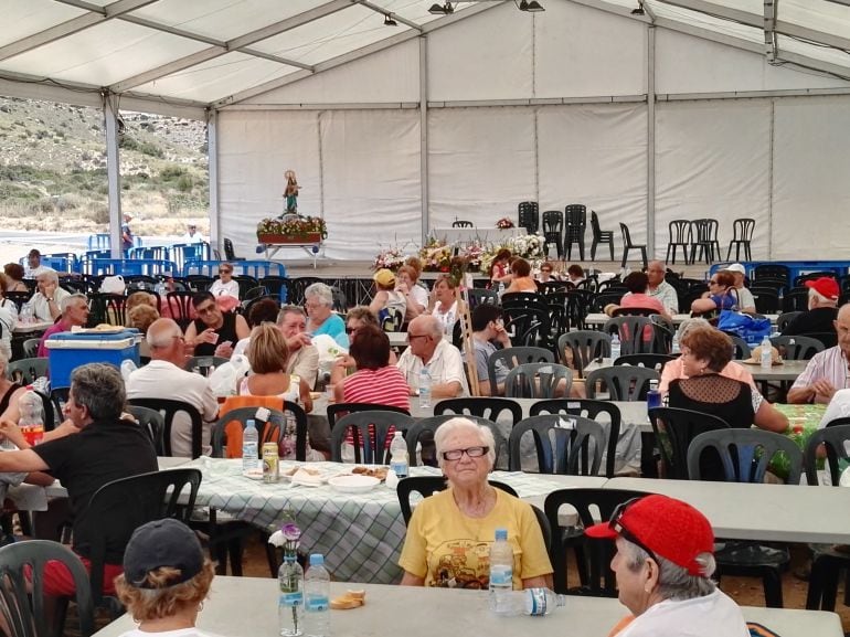 La Virgen al fondo de la carpa