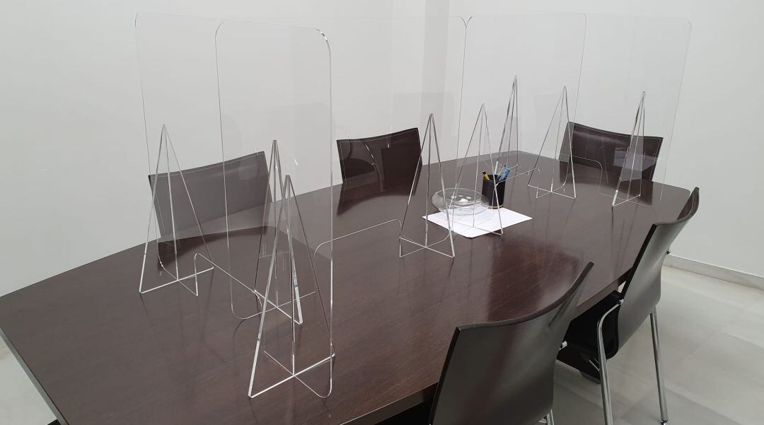 Imagen de algunas mamparas en una sala de reuniones 