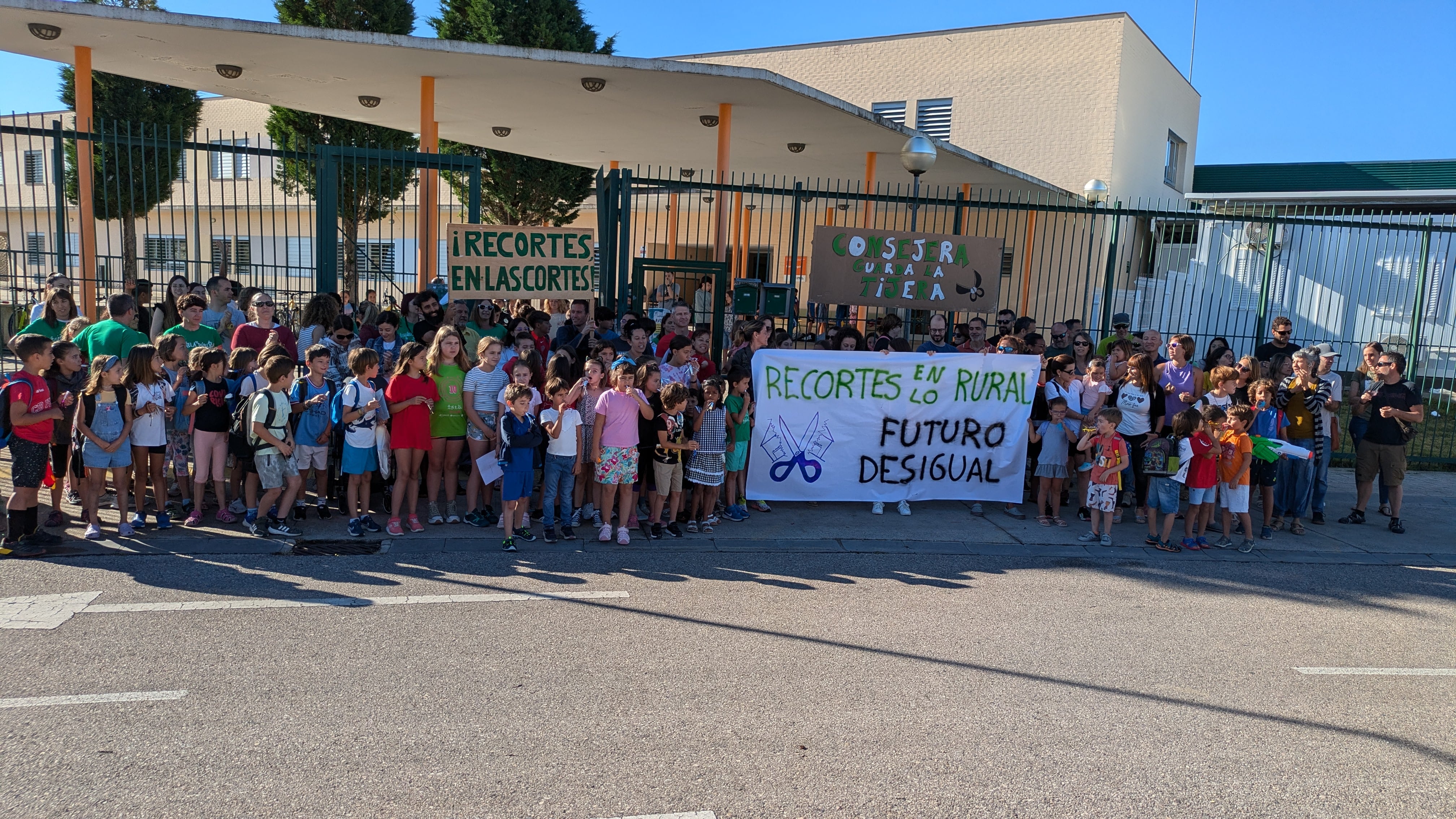 La comunidad educativa del CRA Montearagón en Tierz se han concentrado a las puertas del centro