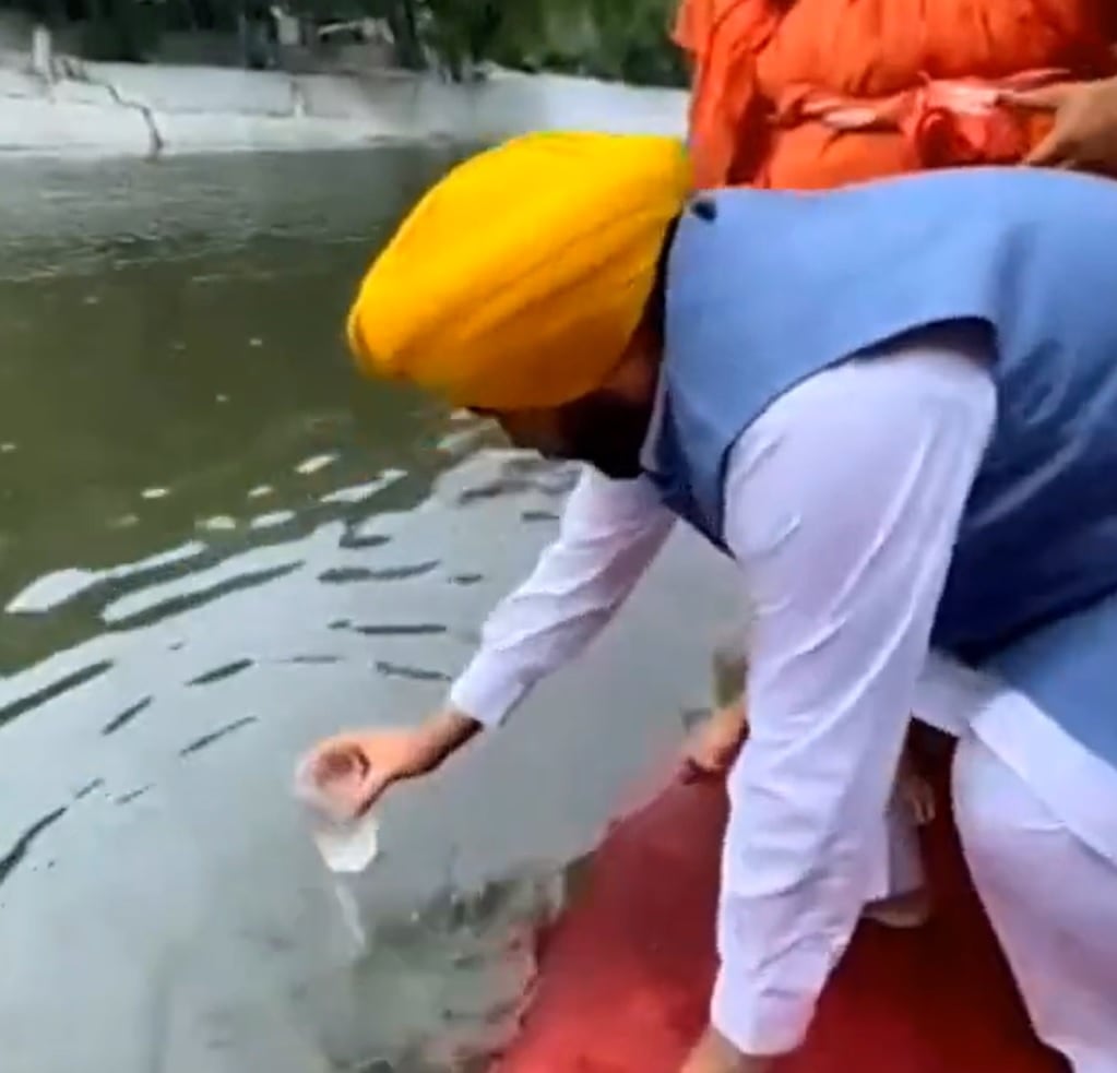 Primer ministro indio bebe agua de un rio sagrado para demostrar que estaba limpia.