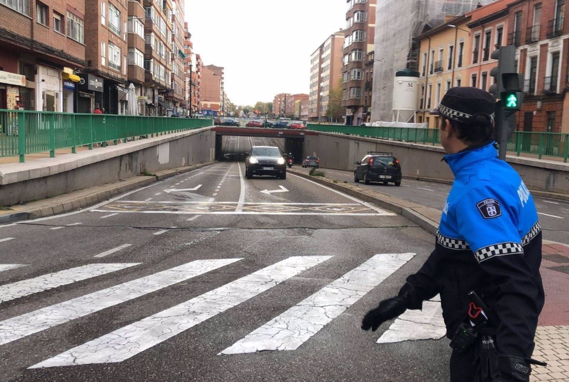 23/11/2022 Un Policía Municipal en el túnel de la plaza Circular, reabierto al tráfico este miércoles.
POLITICA 
POLICÍA MUNICIPAL DE VALLADOLID
