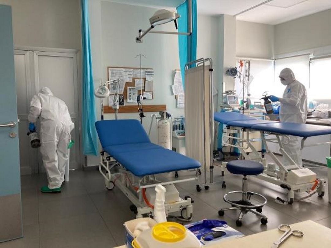 Desinfección del Centro de Salud de Playa Blanca, en el municipio lanzaroteño de Yaiza.