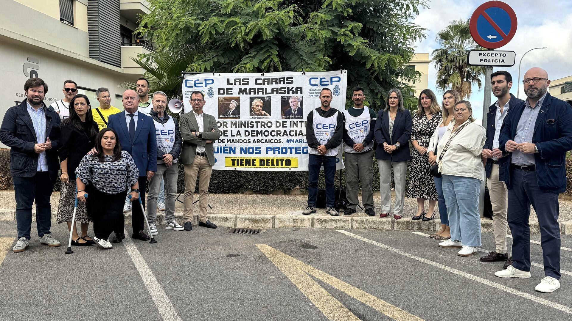Concentración de la CEP junto a la Comisaría de la Policía Nacional en Antequera
