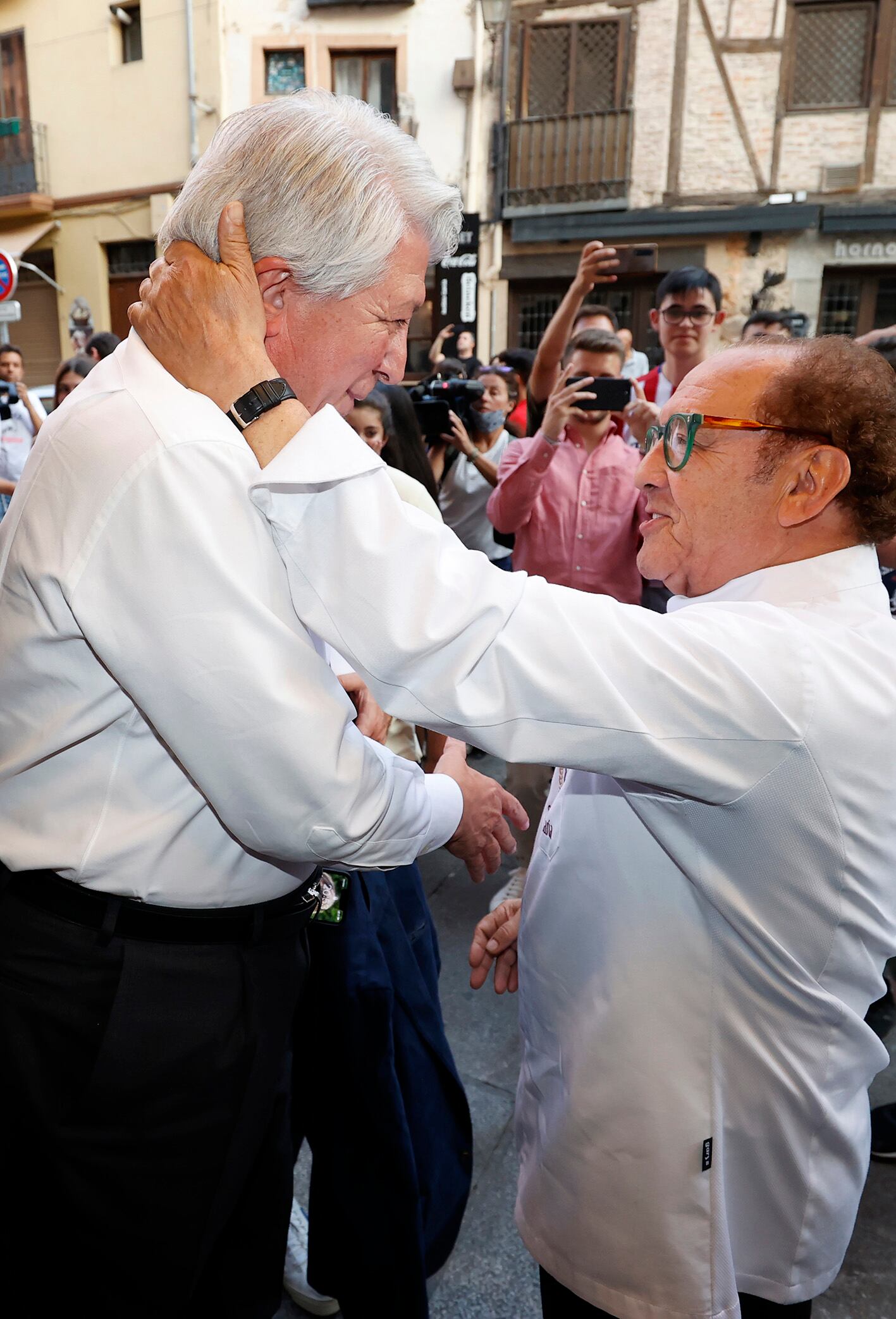 Enrique Cerezo, presidente del Atlético de Madrid, saluda a José María en Segovia