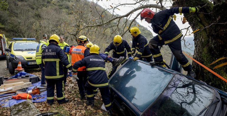 GRA059. LAZA (OURENSE), 12/12/2014.- Un momento de la excarcelación de una víctima, durante el simulacro en materia de gestión de emergencias transfronterizas, que ha consistido en un accidente de tráfico con desprendimiento por un precipicio en la aldea 