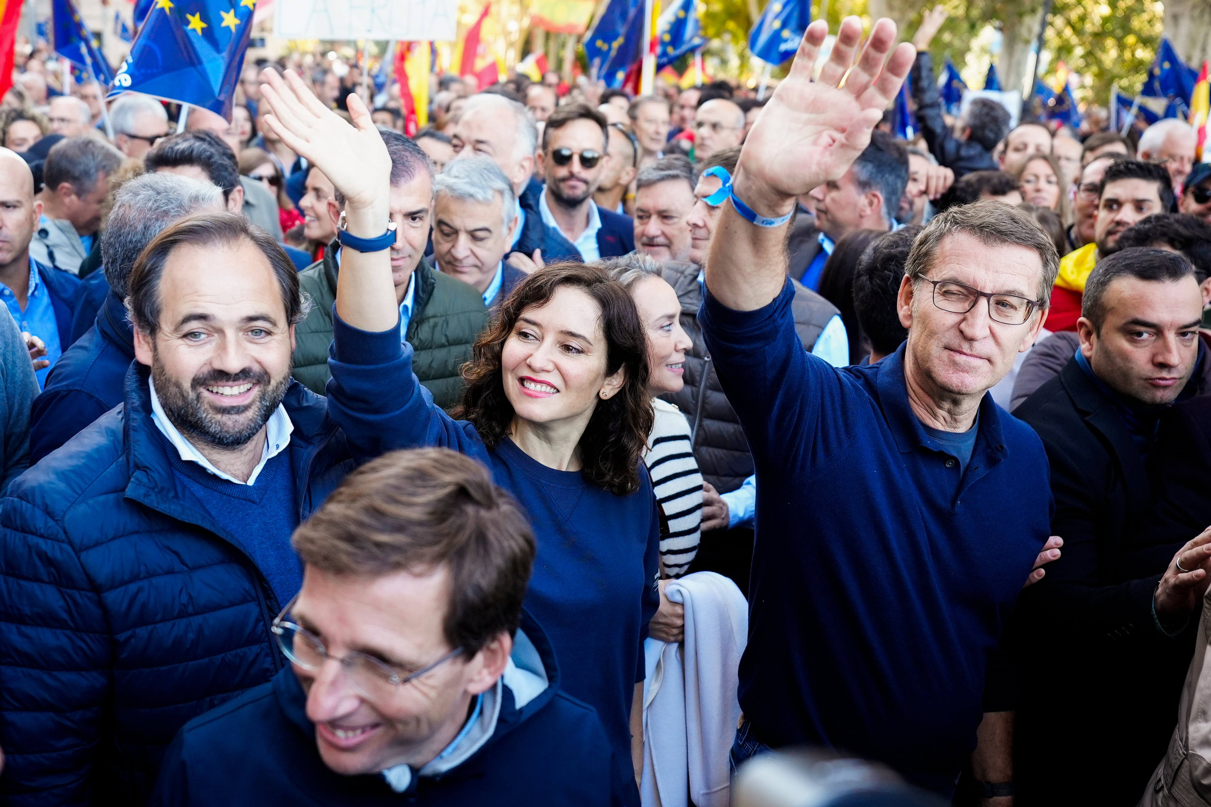La presidenta de la Comunidad de Madrid Isabel Díaz Ayuso, el presidente del Partido Popular Alberto Núñez Feijóo, y el alcalde de Madrid José Luis Martínez-Almeida, este sábado durante la manifestación convocada este sábado por un centenar de organizaciones de la sociedad civil contra la amnistía.