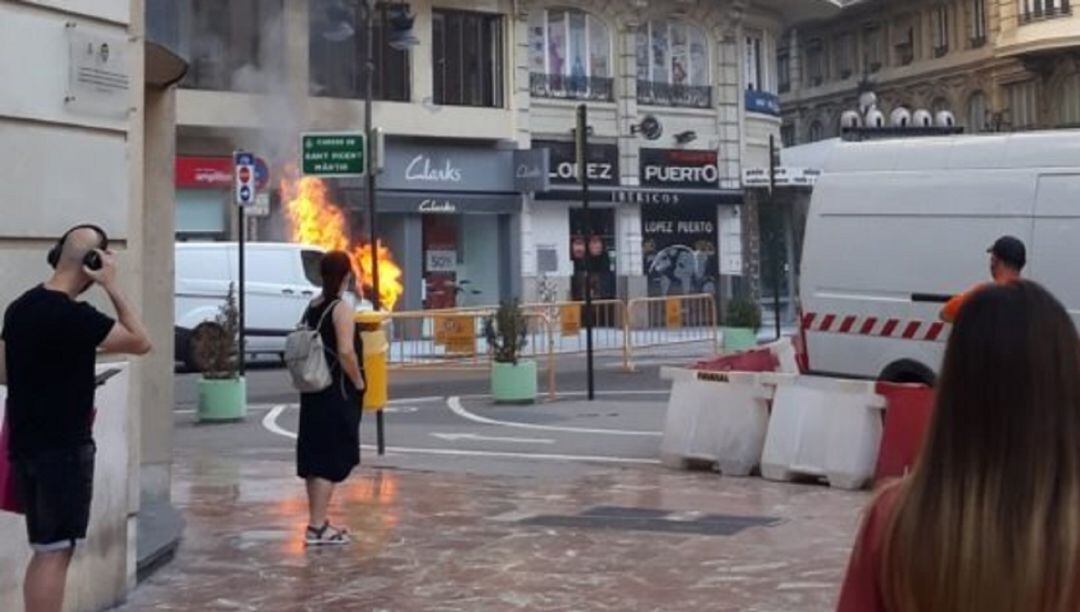 Arde una furgoneta en el centro de València