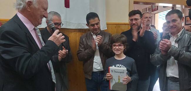 Martín Bellver Sevila muestra el libro 'El principito' que recibió como obsequio de la Penya Bon Humor