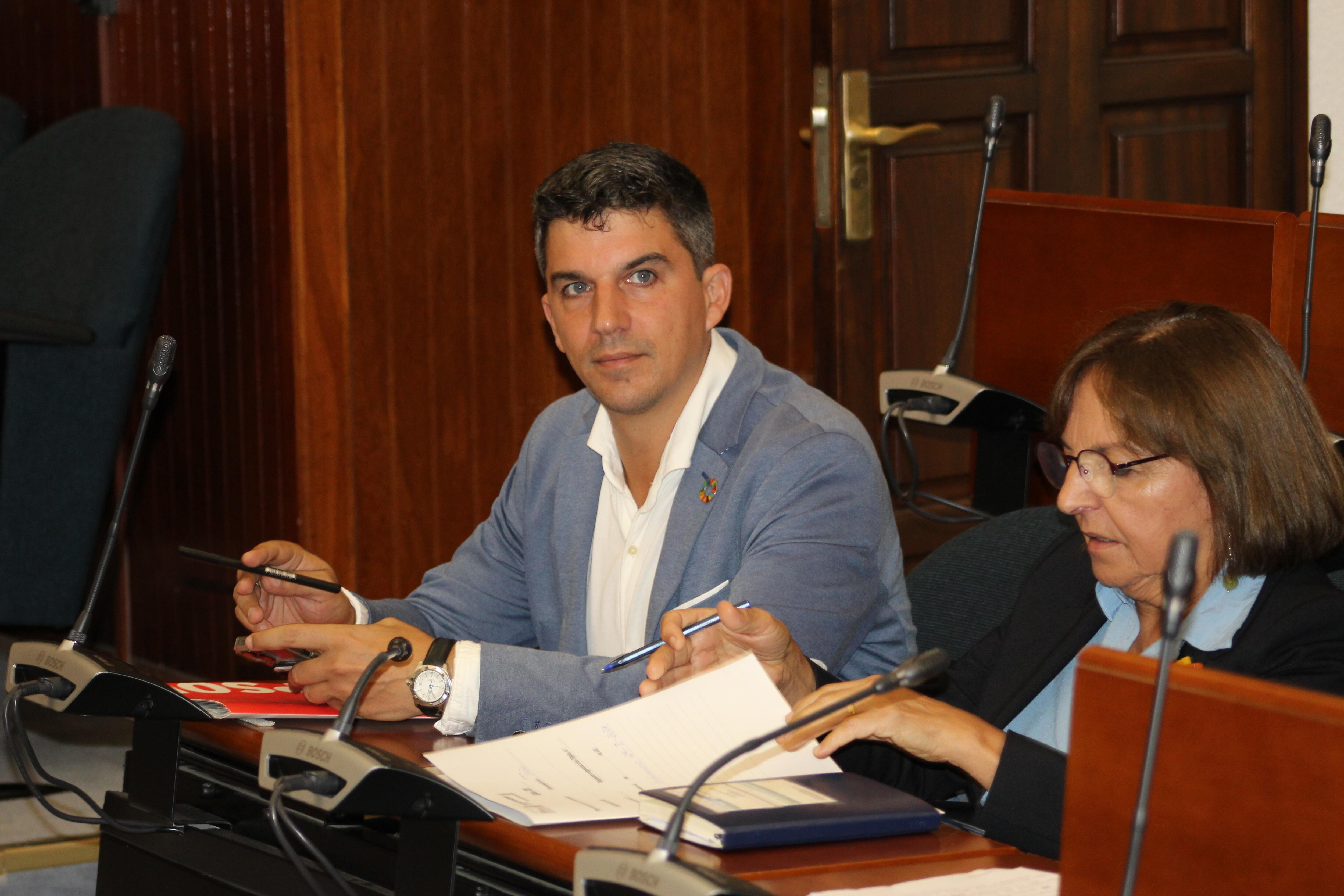 Daniel Fernández, líder del PSOE de Santander, en un pleno del Ayuntamiento de la capital cántabra