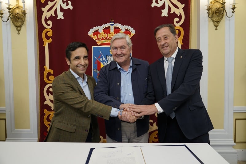 José Manuel Rey Varela, Manuel Ansede y Juan Pazos en la firma. Foto/Concello Ferrol