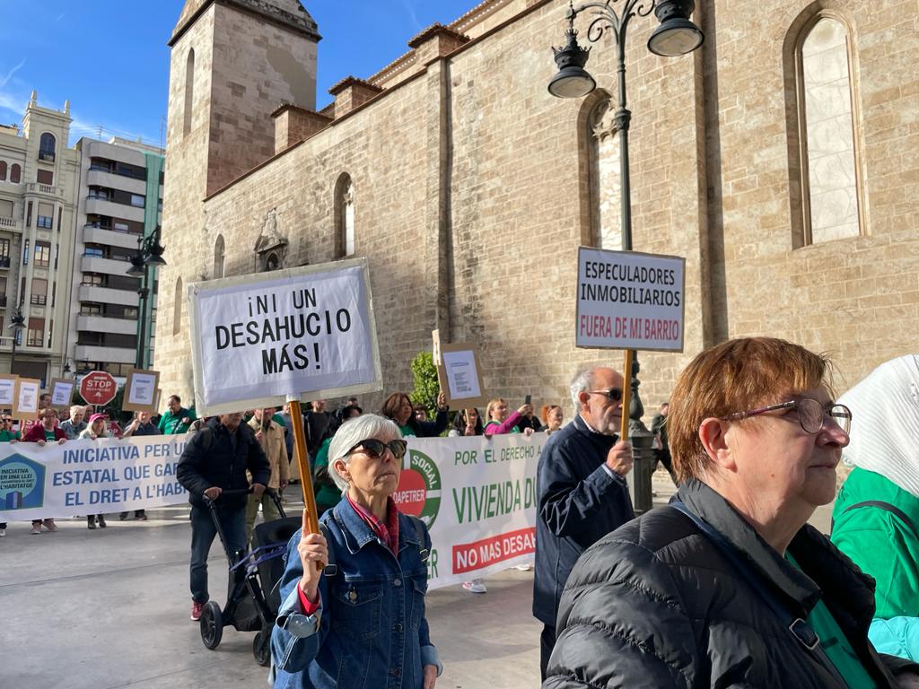 Manifestantes exigen en València la paralización de los desahucios