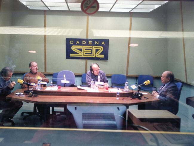 Josep Martí Gómez, Joan de Sagarra i Manel Borrell durant un Saló de Fumadors entrevistant al president Jordi Pujol