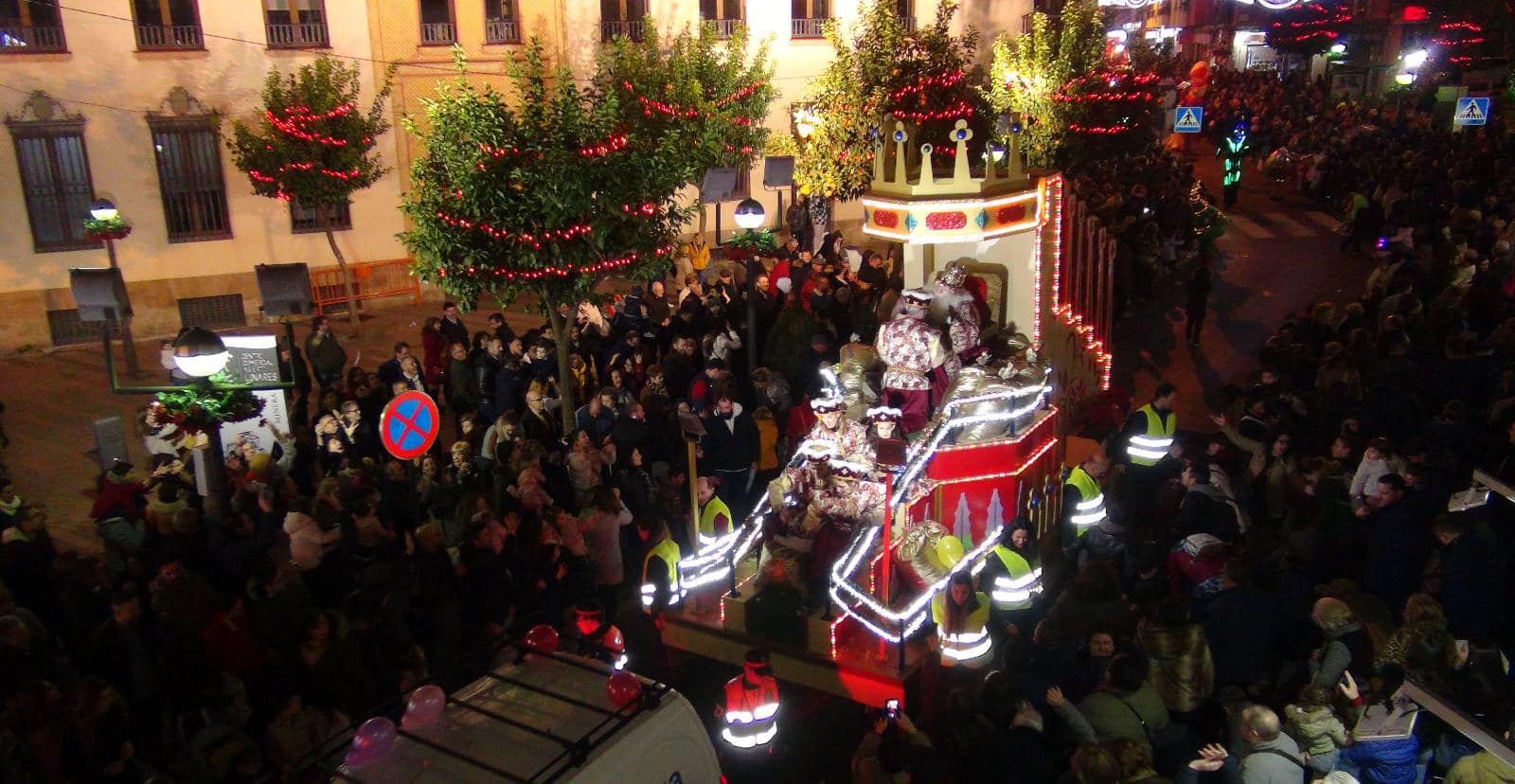 Momento de la Cabalgata de los Reyes Magos de 2020 en Linares