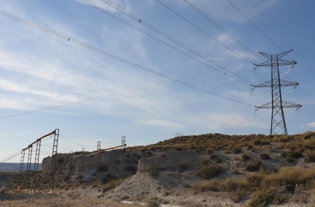 Construcción de la conocida como &#039;gran autopista eléctrica&#039; entre Atarfe y Baza (Granada), en el término de Cortes de Baza