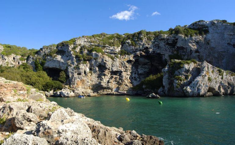 La antigua necrópolis ha sido objeto de un acto vandálico.