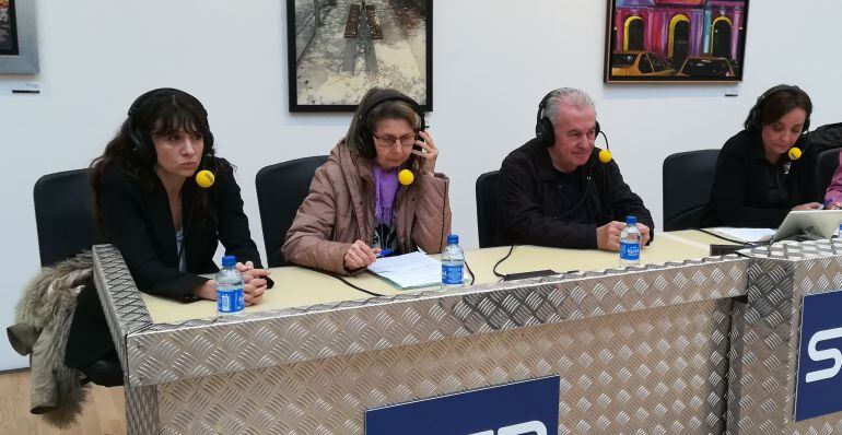 De izquierda a derecha, María Botto, Juana León Sánchez, Víctor Manuel y Pepa Bueno