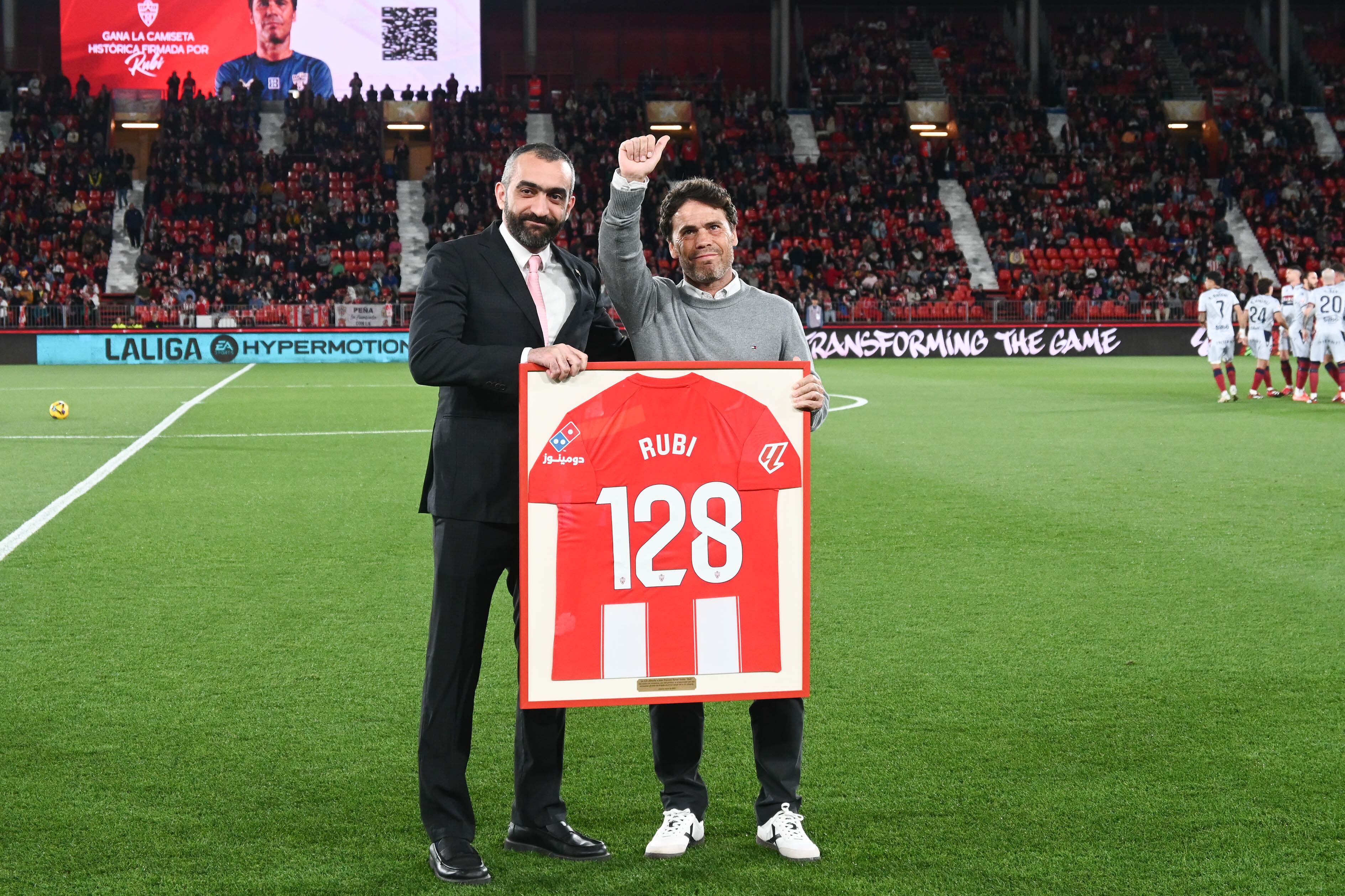 Rubi se quiere ganar otra camiseta del Almería.