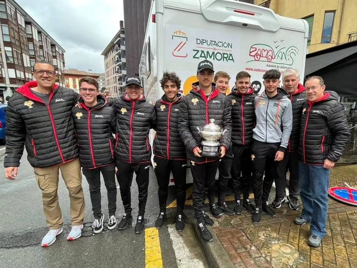 Eder Izcara disfruta del triunfo de David Domínguez en el Memorial Valenciaga