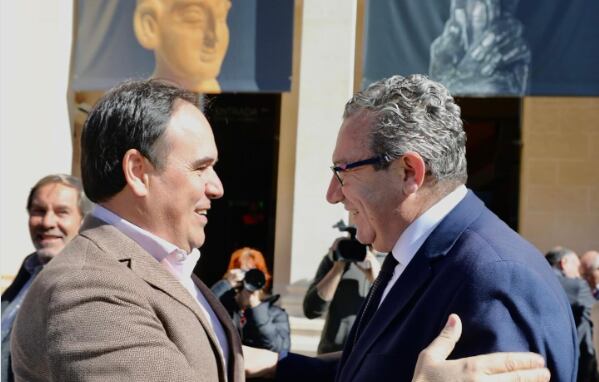 Juanfran Pérez Llorca y Toni Pérez, se saludan en un acto