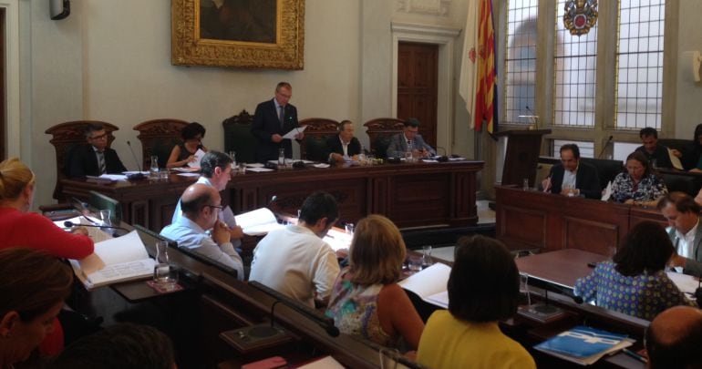 El ple va estrenar horari, les 17.00h. Va acabar prop de les 23.00h.