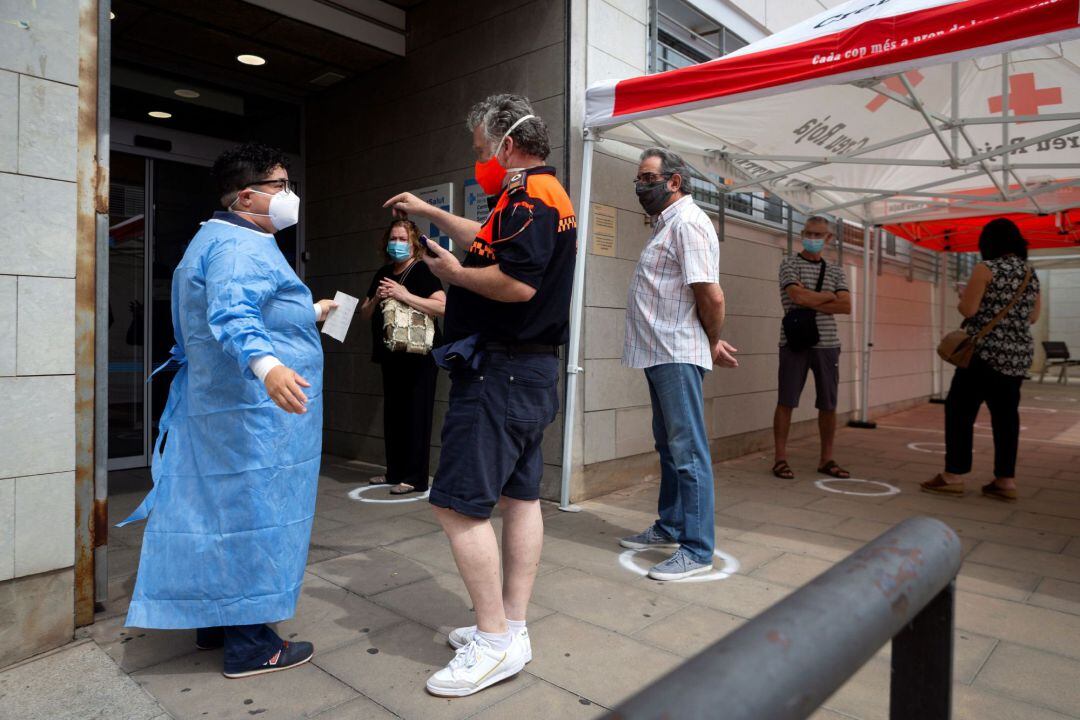 Colas este lunes para realizarse las pruebas pruebas PCR en la localidad de Santa Coloma de Gramanet