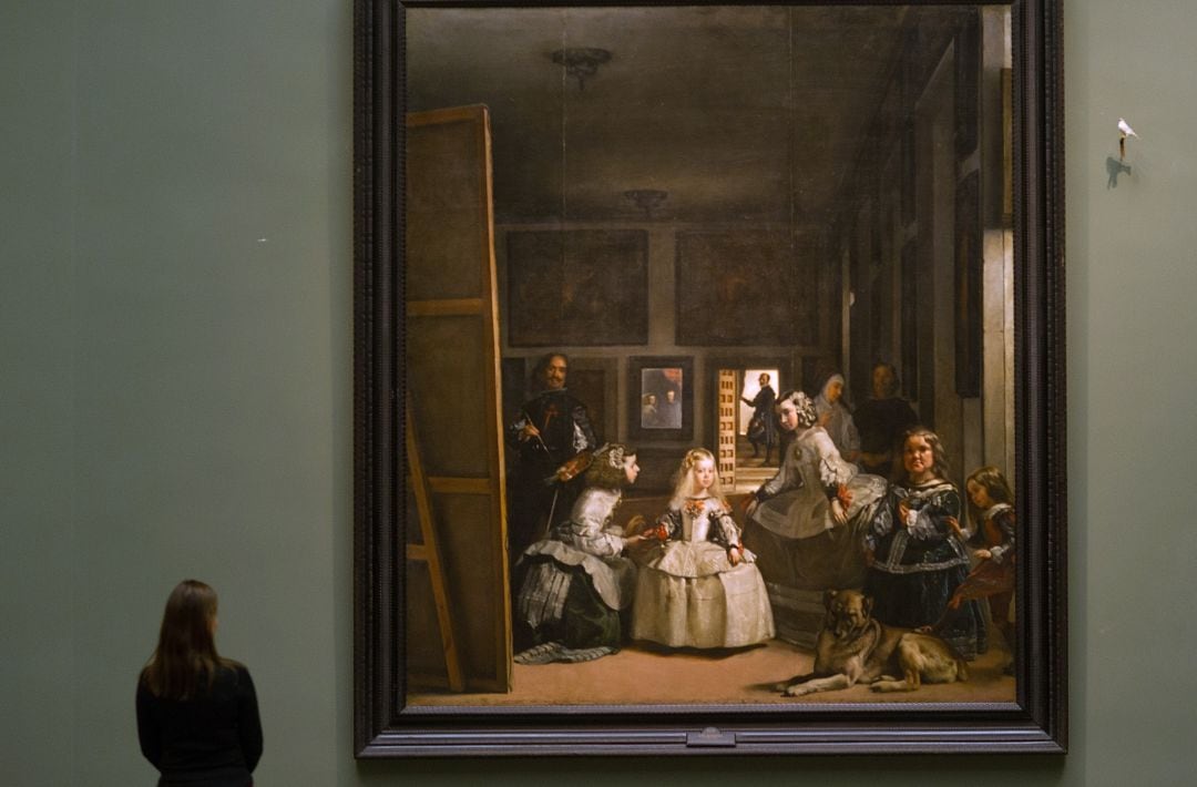 Una mujer frente a Las Meninas de Velázquez. 