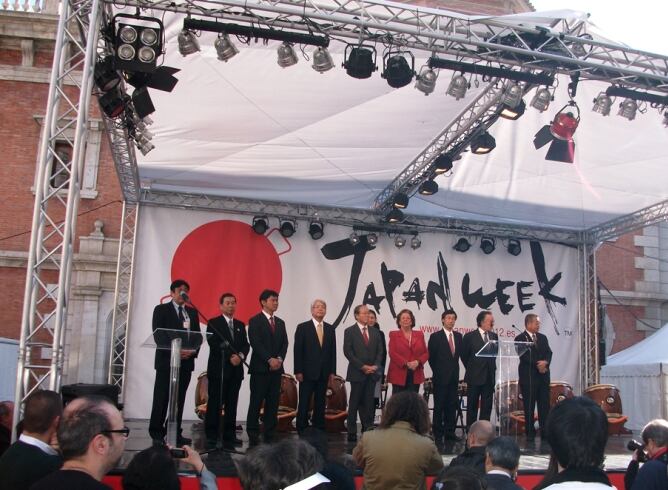 Foto de familia de la inauguración de la Japan Week en el escenario montado por TRASGOS