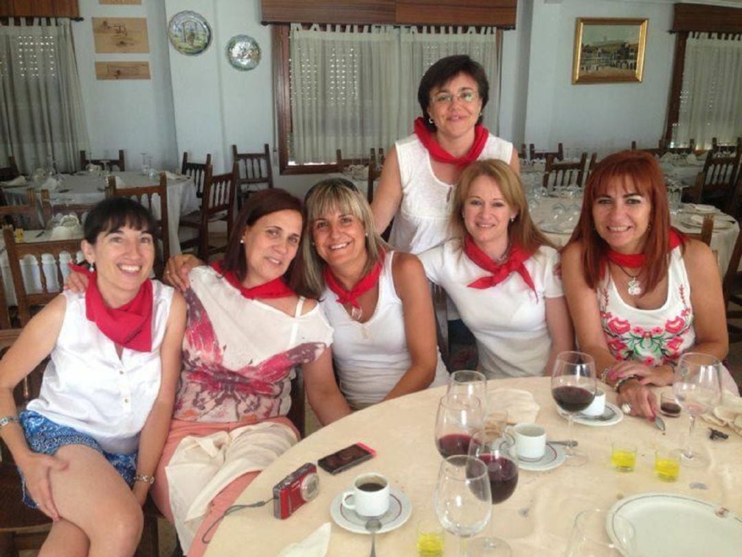 Pilar González (i) junto a amigas celebrando las Fiestas Patronales, en una foto de archivo.