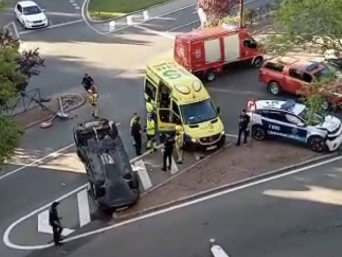 Aparatoso accidente entre una patrulla de Policía Local de Guadalajara y un turismo