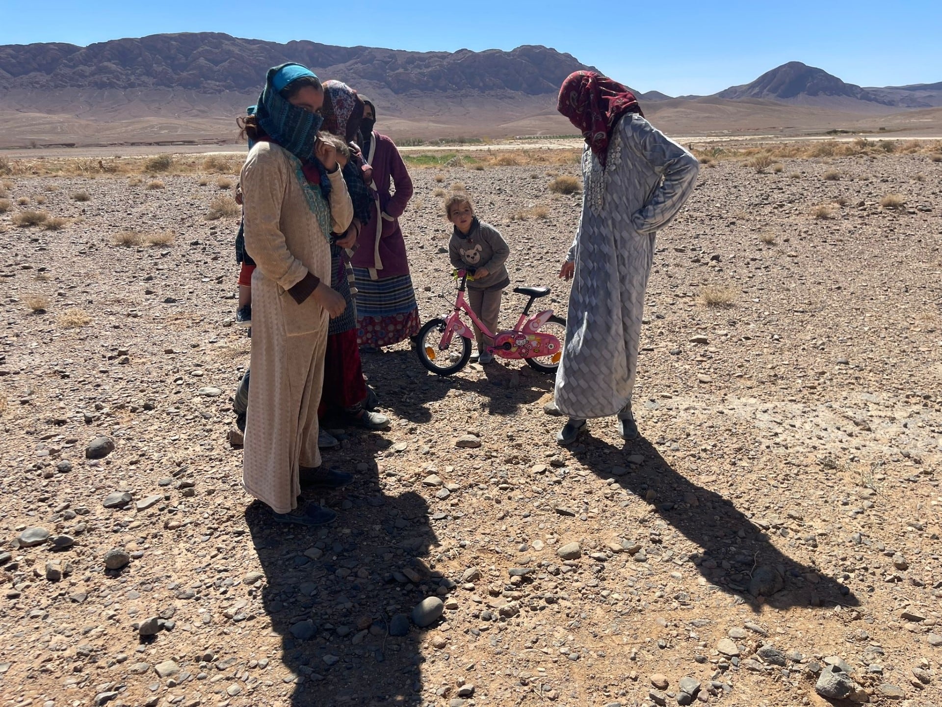 Imagen del desierto marroquí con mujeres y una niña de las zonas pro las que transcurre el &#039;Pandemonium&#039;