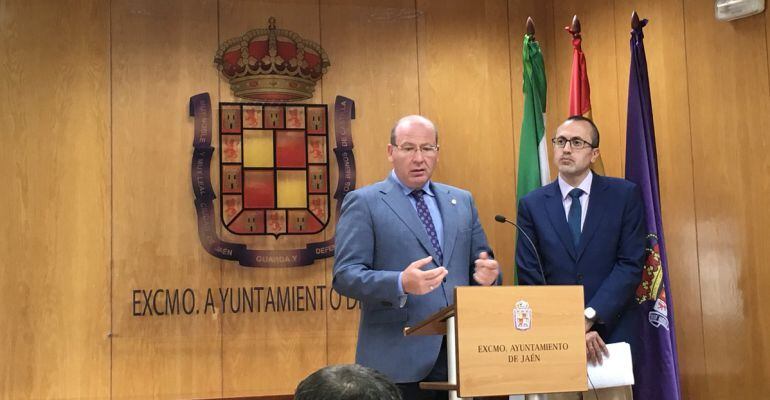 El alcalde de Jaén, Javier Márquez (izquierda), y el concejal de Hacienda, Manuel Bonilla (derecha).