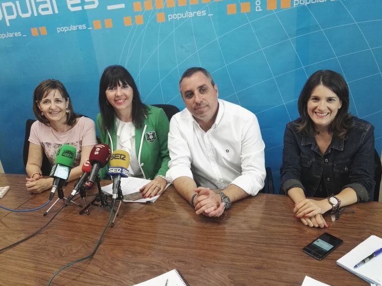 La portavoz del PP, Mercedes Alonso, y otros concejales