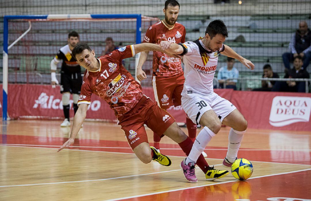 Marcel intentando robar el balón