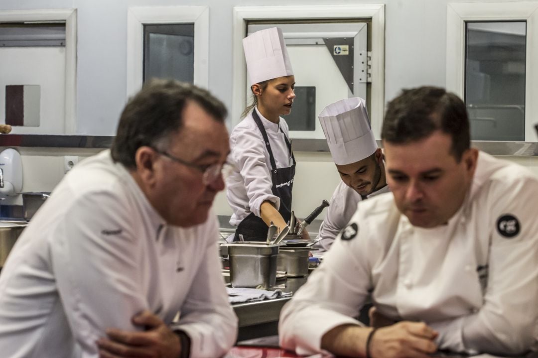 Pedro y su hijo, Marcos Morán, en la cocina de Casa Gerardo