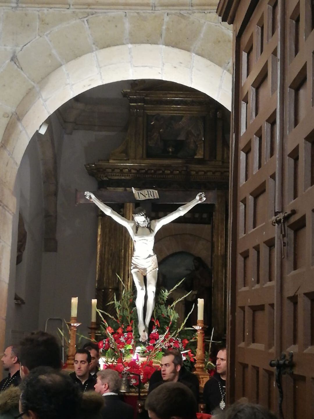 Via crucis en el interior de la iglesia de San Andrés