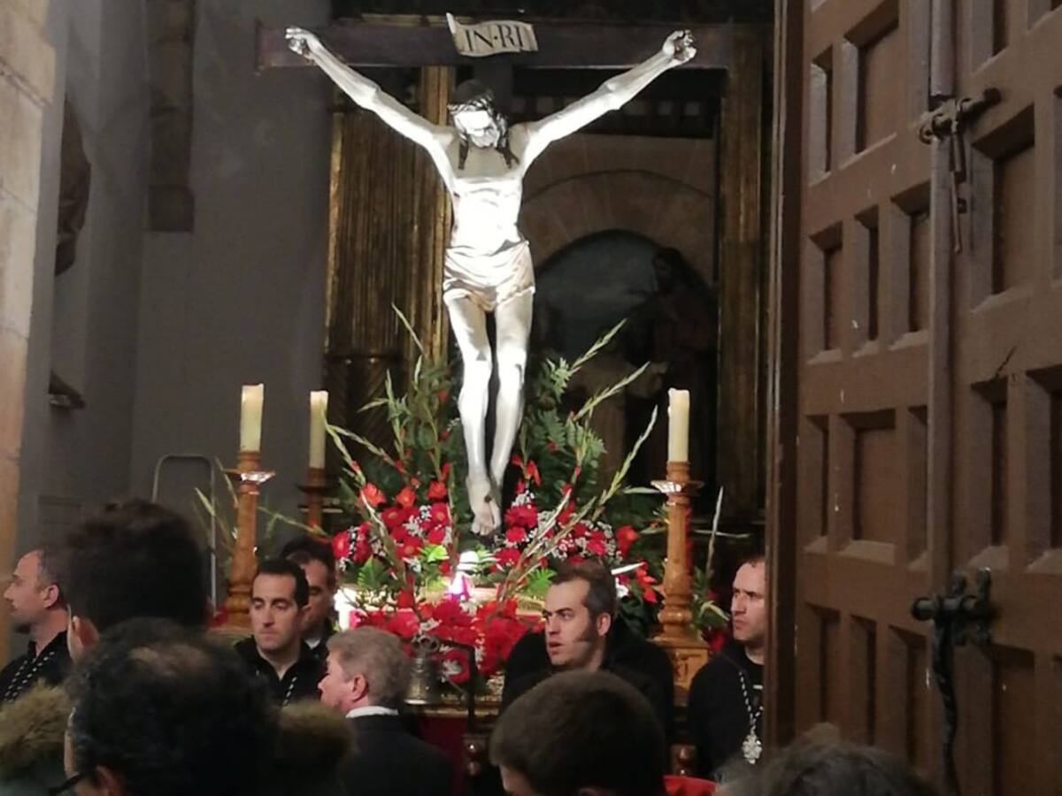 El via crucis del Santo Cristo de la Paciencia se celebra en el interior de San Andrés