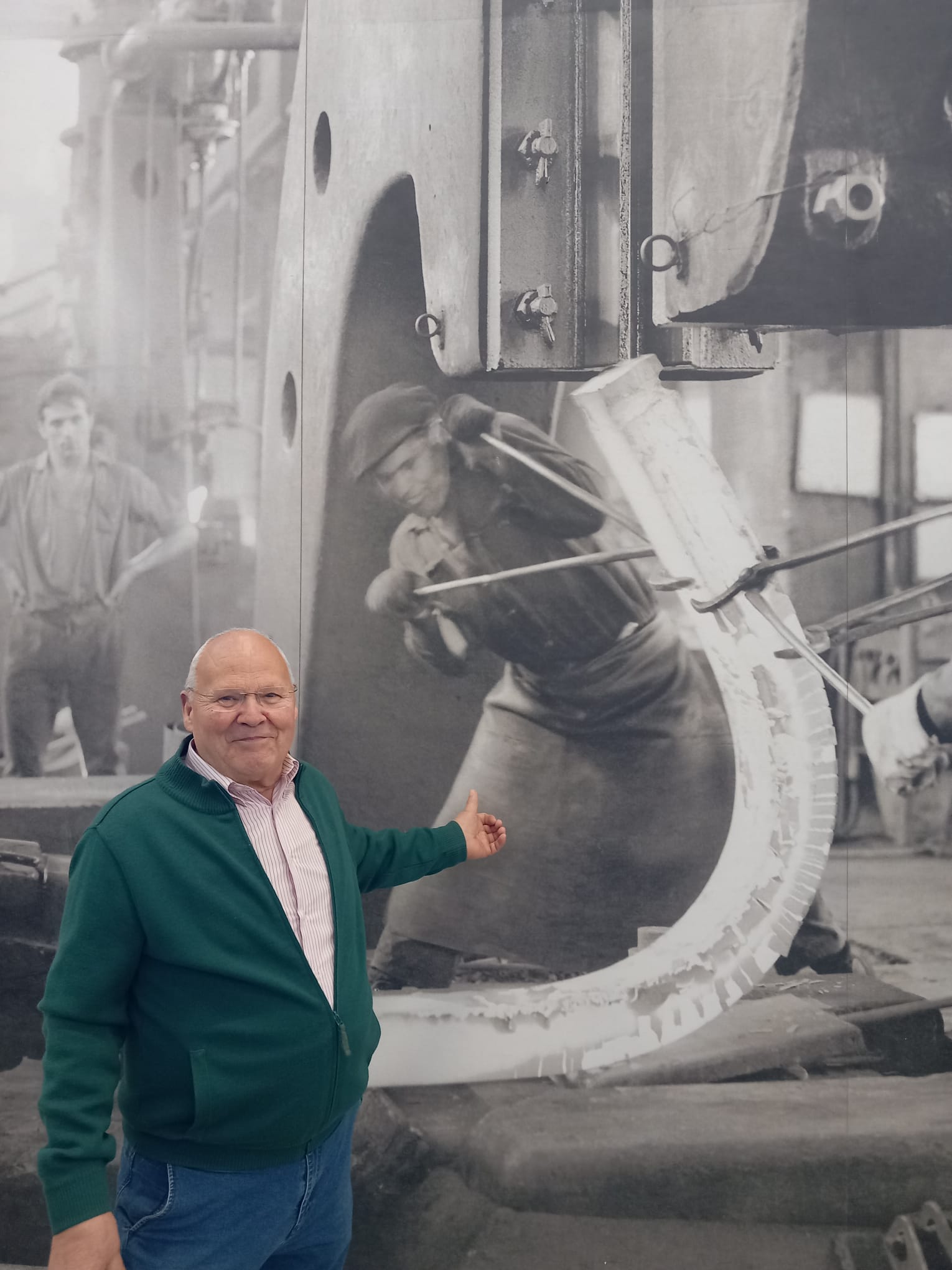 Abel Araguzo posando junto a una fotografía de él más joven y manipulando el acero.