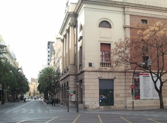 Oficina de turismo de la Diputación de Valencia cerrada a cal y canto