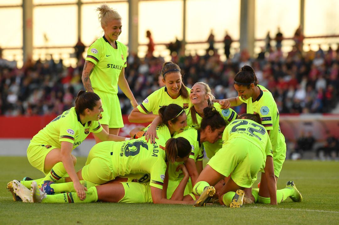 Las jugadoras del Barcelona celebran el único gol de la victoria ante el Bayern