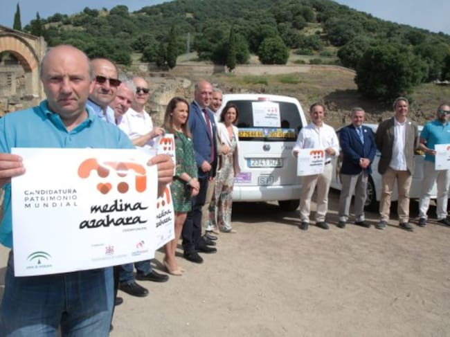 Profesionales de Pidetaxi con los representantes institucionales, esta mañana.