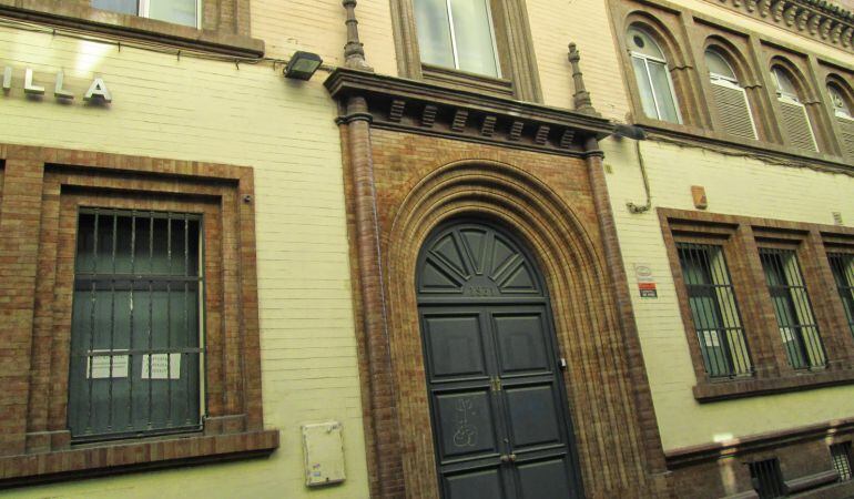 Fachada de las instalaciones del Club Natación Sevilla en la calle Trastamara