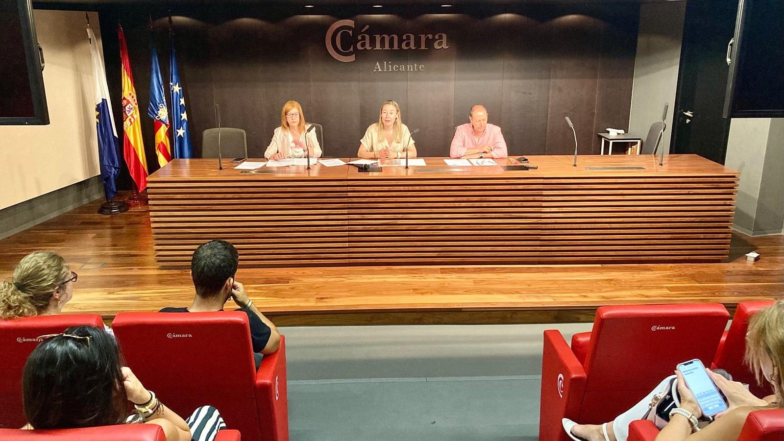 Lidia López, concejala de Comercio del Ayuntamiento de Alicante, y representantes de la cámara, en la reunión con los comerciantes sobre el Bono Consumo