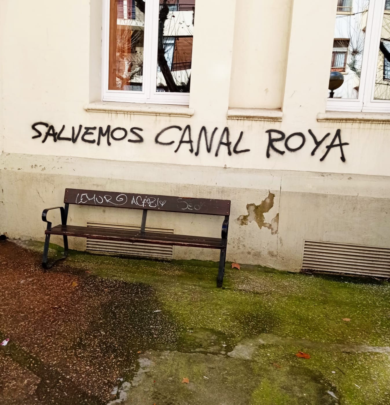 Pintada de Salvemos Canal Roya en el Casino de Huesca