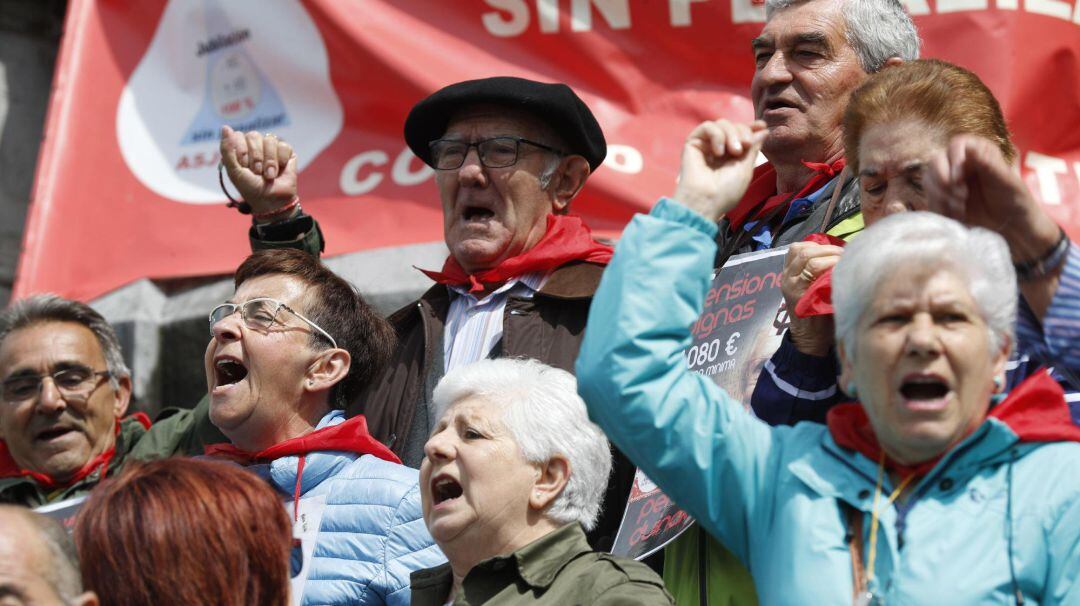 Varios jubilados protestan en una concentración.