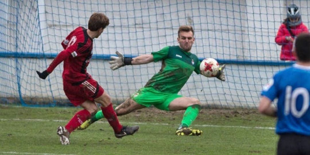 Álvaro Iso en un partido con el CD Izarra.