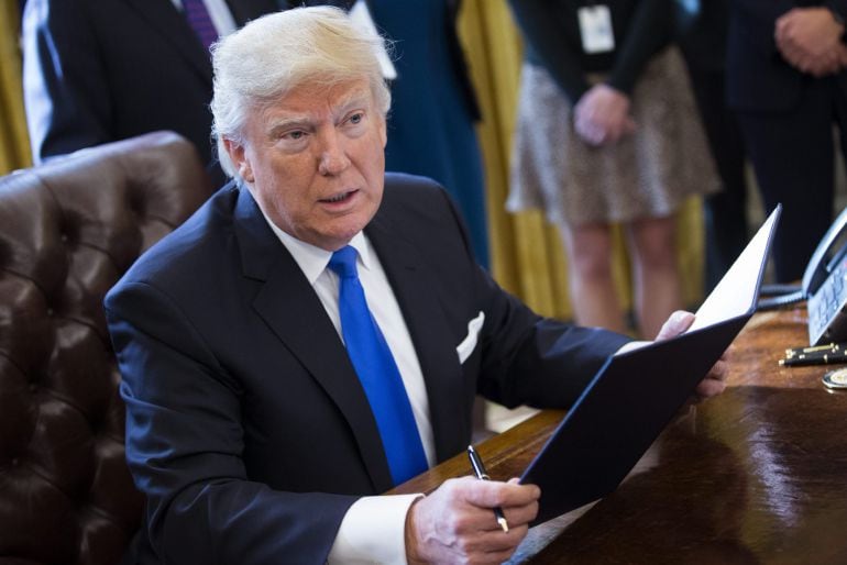 El presidente de EEUU, Donald Trump tras la firma de dos órdenes ejecutivas para resucitar los polémicos proyectos de los oleoductos Keystone XL y Dakota Access durante un acto en la Casa Blanca.