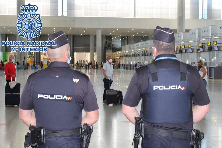 Policía Nacional en el aeropuerto de Málaga