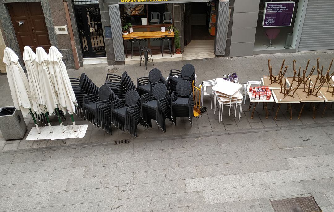 Terraza que comienza a recogerse tras los decretos