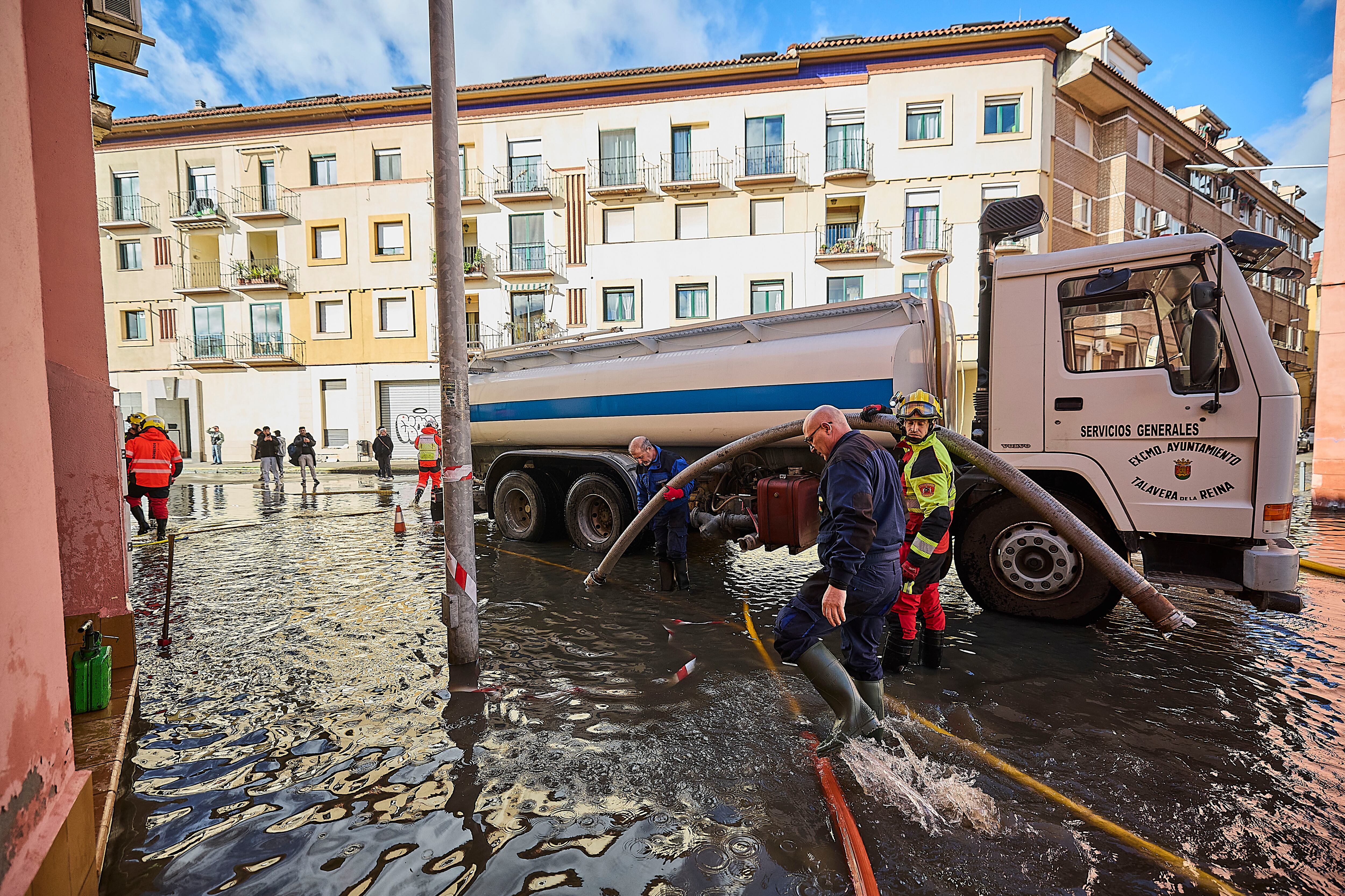 La subida del nivel freático en el río Tajo a su paso por Talavera de la Reina ha provocado una subida del cauce que ha producido la inundación de varios garajes y que el agua haya entrado en las viviendas. EFE/Manu Reino
