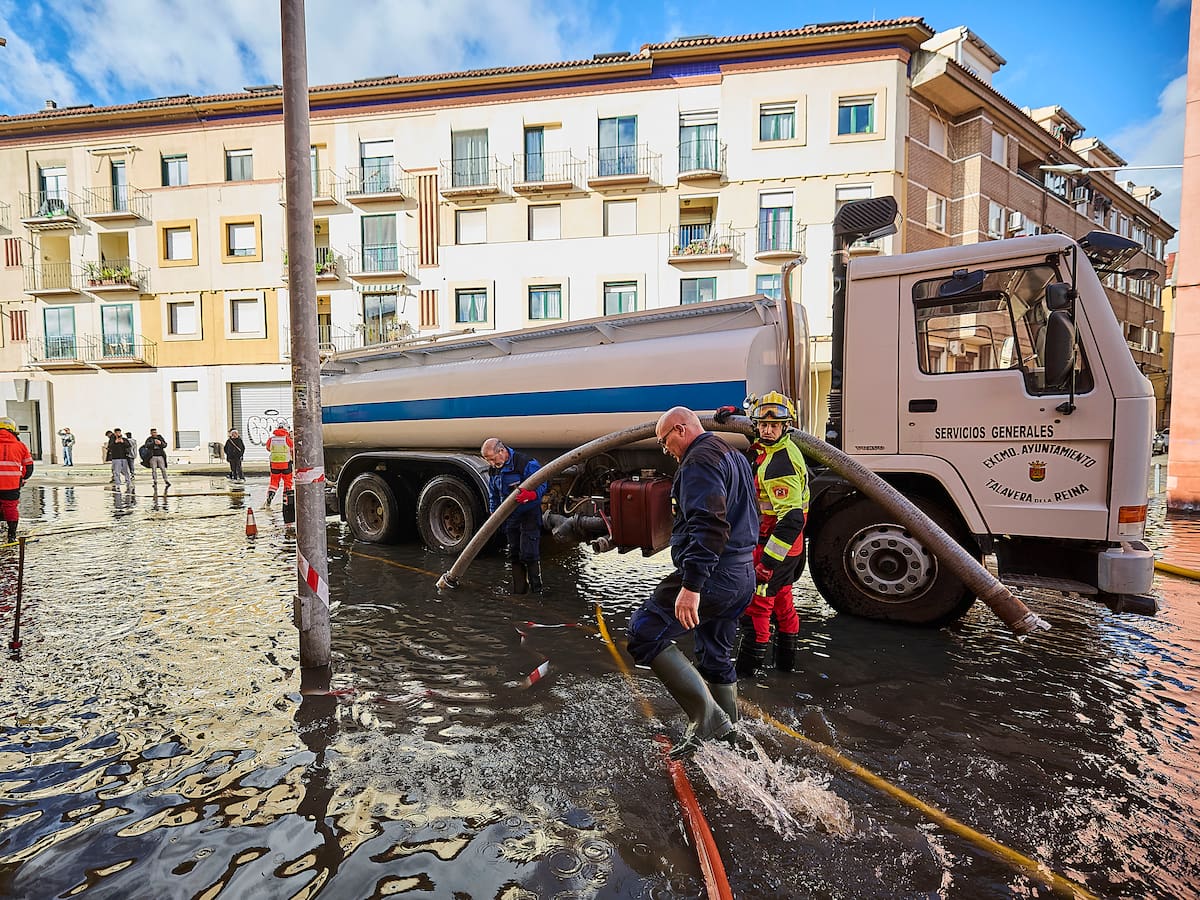 Una quincena de viviendas de Talavera de la Reina siguen achicando agua de garajes y sótanos